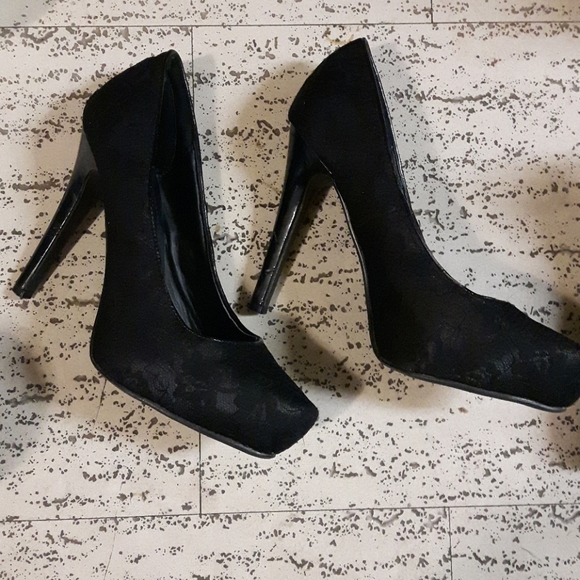 Black lacey high heel shoes size 71/2 - Picture 3 of 5